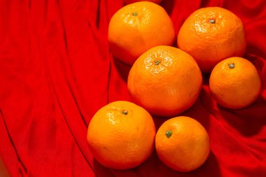 Kırmızı kumaşta portakallar, Çin Yeni Yılı