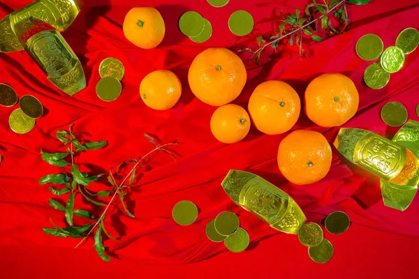 Naranjas y oro en tela roja, Año Nuevo Chino —  Fotos de Stock