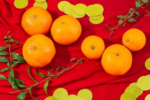 Laranjas e ouro em tecido vermelho, Ano Novo Chinês — Fotografia de Stock