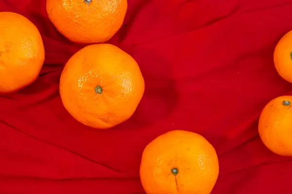 Laranjas em tecido vermelho, Ano Novo Chinês — Fotografia de Stock