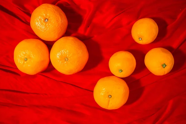 Laranjas em tecido vermelho, Ano Novo Chinês — Fotografia de Stock