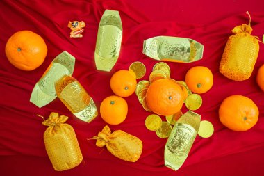 Kırmızı kumaşa portakal ve altın, Çin Yeni Yılı