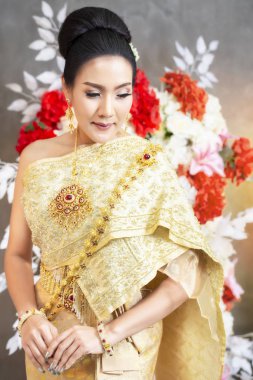 Tayland gelinliği, Tayland tarzı giyinen kadın.