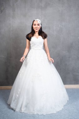 Gelinlik giymiş güzel bir kadın, Tayland tarzı moda.