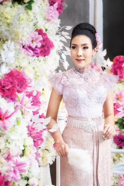 Abito da sposa thailandese, donna in abito stile thailandese — Foto Stock