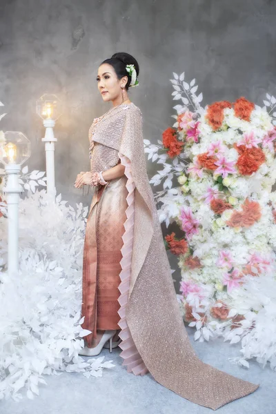 Thaise trouwjurk, vrouw in jurk Thaise stijl — Stockfoto