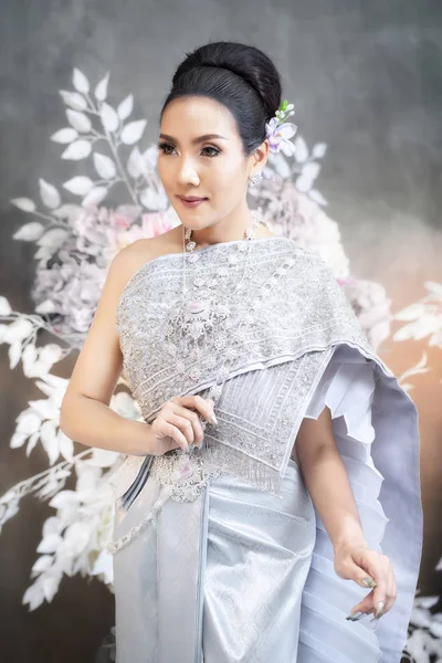 Thai wedding dress , woman in dress Thai style