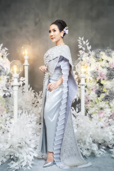 Ταϊλανδέζικο νυφικό, γυναίκα με φόρεμα Ταϊλανδέζικο στυλ — Φωτογραφία Αρχείου