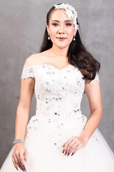 Belle femme en robe de mariée, mode de style thaï mariée — Photo