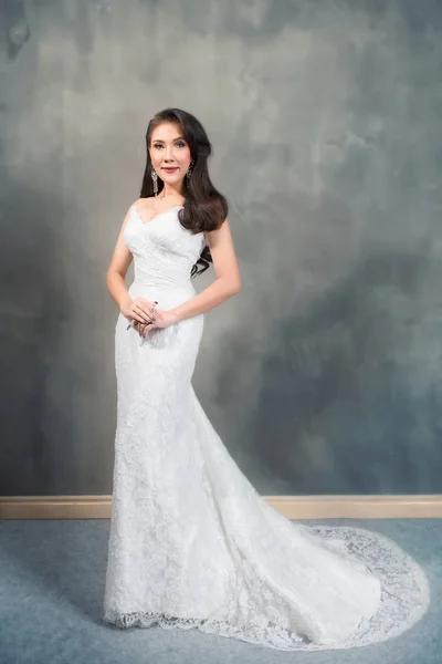 Belle femme en robe de mariée, mode de style thaï mariée — Photo