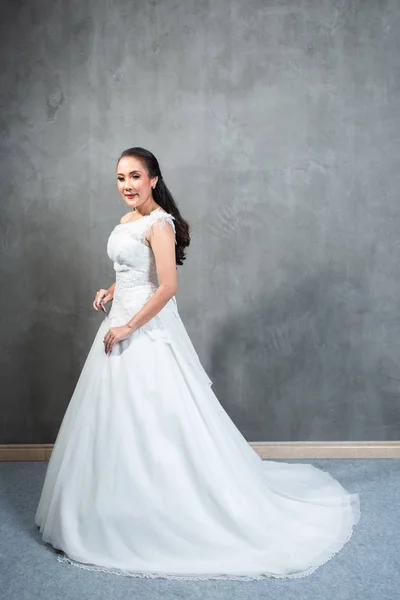 Mooie vrouw in trouwjurk, bruid Thaise stijl mode — Stockfoto