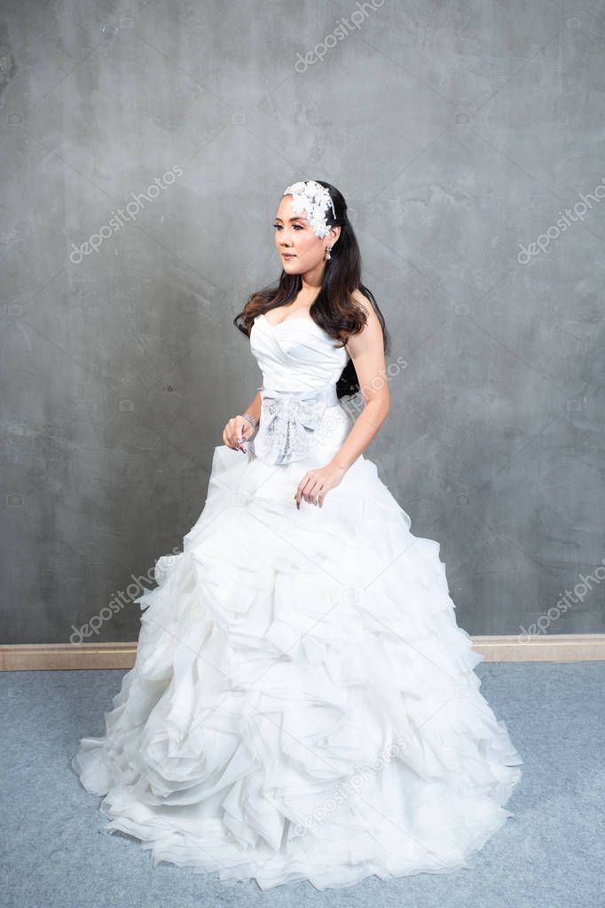 https://st3.depositphotos.com/32044318/33101/i/950/depositphotos_331015046-stock-photo-beautiful-woman-in-wedding-dress.jpg
