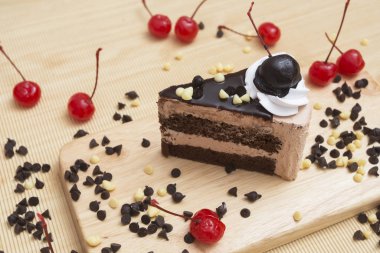 Bir parça çikolatalı pasta ve kiraz