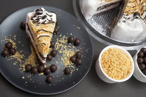 Milch Und Schokoladenkuchen Mit Schokokugel Und Knusprig — Stockfoto