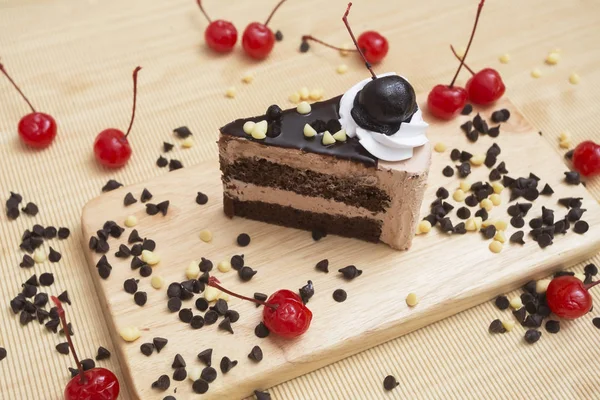 Stück Schokoladenkuchen Und Kirsche — Stockfoto