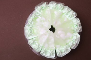 Pandan ve hindistan cevizli kek ve beyaz krema.