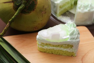 Pandan ve hindistan cevizli kek ve beyaz krema.