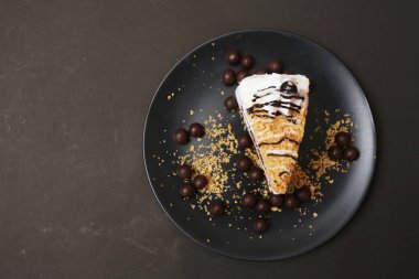 Sütlü ve çikolatalı kek, çikolata topu ve çıtır çıtır.