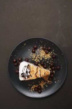 Sütlü ve çikolatalı kek, çikolata topu ve çıtır çıtır.