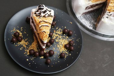 Sütlü ve çikolatalı kek, çikolata topu ve çıtır çıtır.