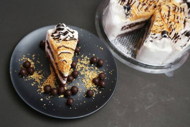 Sütlü ve çikolatalı kek, çikolata topu ve çıtır çıtır.