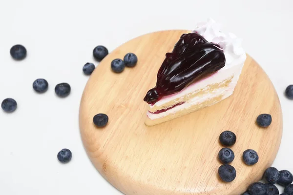 Κομμάτι κέικ τυριού Blueberry σε ξύλινο πιάτο — Φωτογραφία Αρχείου