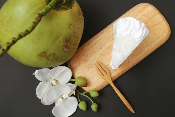 Bolo de coco e cobertura de creme branco — Fotografia de Stock