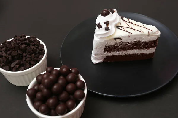 Weißer Schokoladenkuchen und Schokoladenkugel — Stockfoto