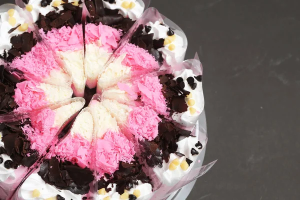 Gâteau au lait aux fraises sur fond noir — Photo