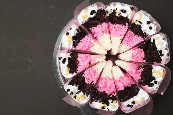 黑底草莓牛奶蛋糕 — 图库照片