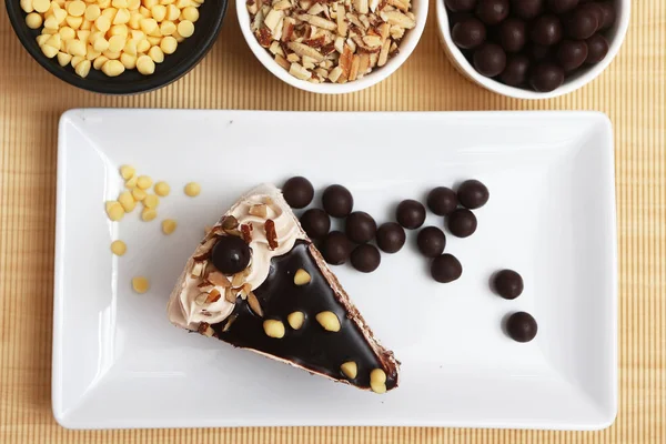 Молоко і шоколадний торт з шоколадним м'ячем і хрустким — стокове фото