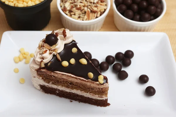 Milch und Schokoladenkuchen mit Schokokugel und knusprig — Stockfoto