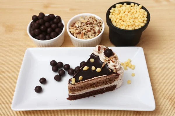 Milch und Schokoladenkuchen mit Schokokugel und knusprig — Stockfoto