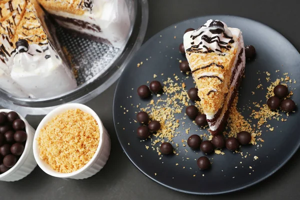 Milch und Schokoladenkuchen mit Schokokugel und knusprig — Stockfoto