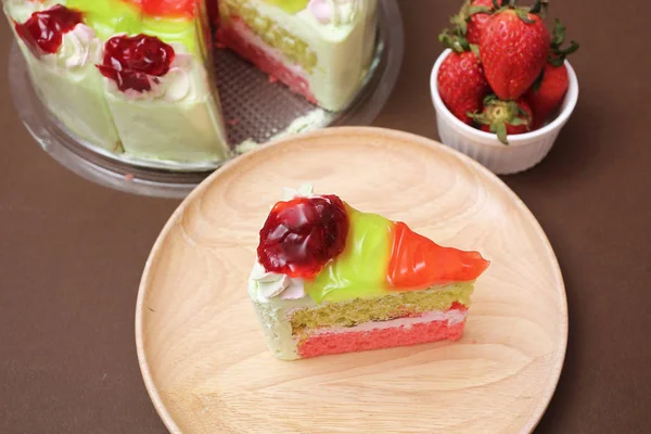 一块蛋糕和草莓猕猴桃酱配餐 — 图库照片