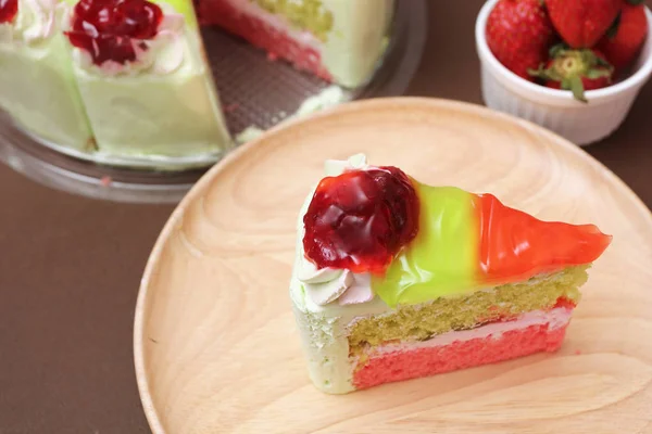 Piece of cake and strawberry kiwi jam topping — 스톡 사진