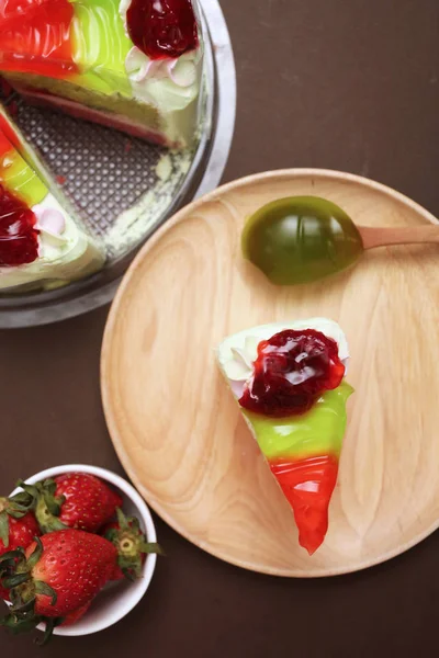 Piece of cake and strawberry kiwi jam topping — Stockfoto