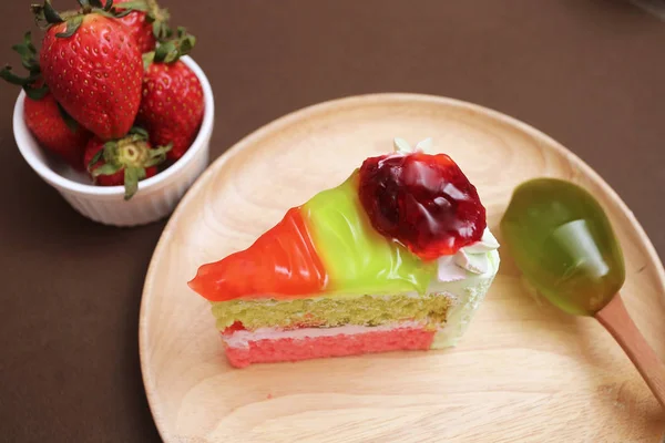 Stück Kuchen und Erdbeer-Kiwi-Marmelade-Topping — Stockfoto