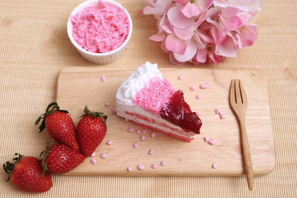 草莓酸奶蛋糕 — 图库照片