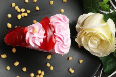 Pastaya gül ve çilek reçeli.