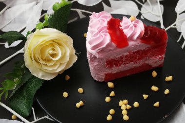 Pastaya gül ve çilek reçeli.