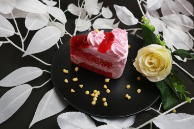 Pastaya gül ve çilek reçeli.