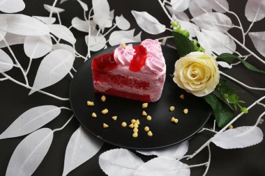 Pastaya gül ve çilek reçeli.