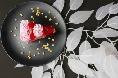 Pastaya gül ve çilek reçeli.