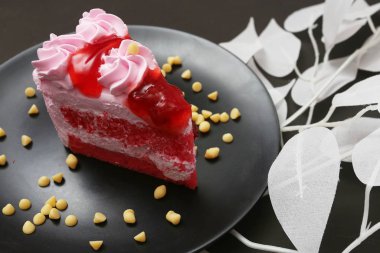 Pastaya gül ve çilek reçeli.