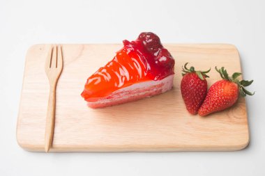 Çilekli pasta ve çilek sosu.