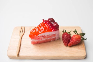 Çilekli pasta ve çilek sosu.