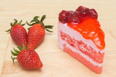 Çilekli pasta ve çilek sosu.