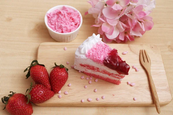 草莓酸奶蛋糕 — 图库照片