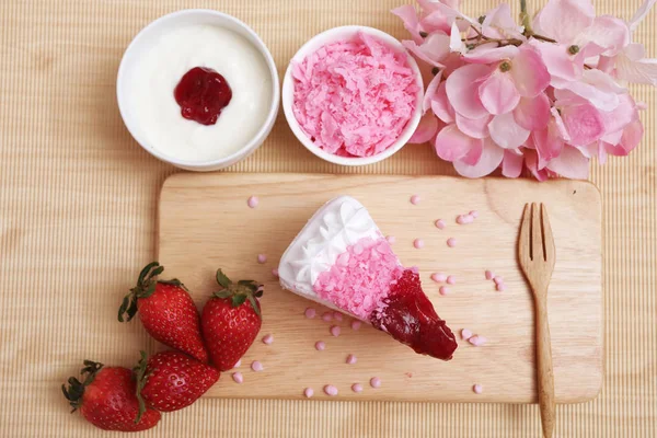 Gâteau au yaourt aux fraises — Photo